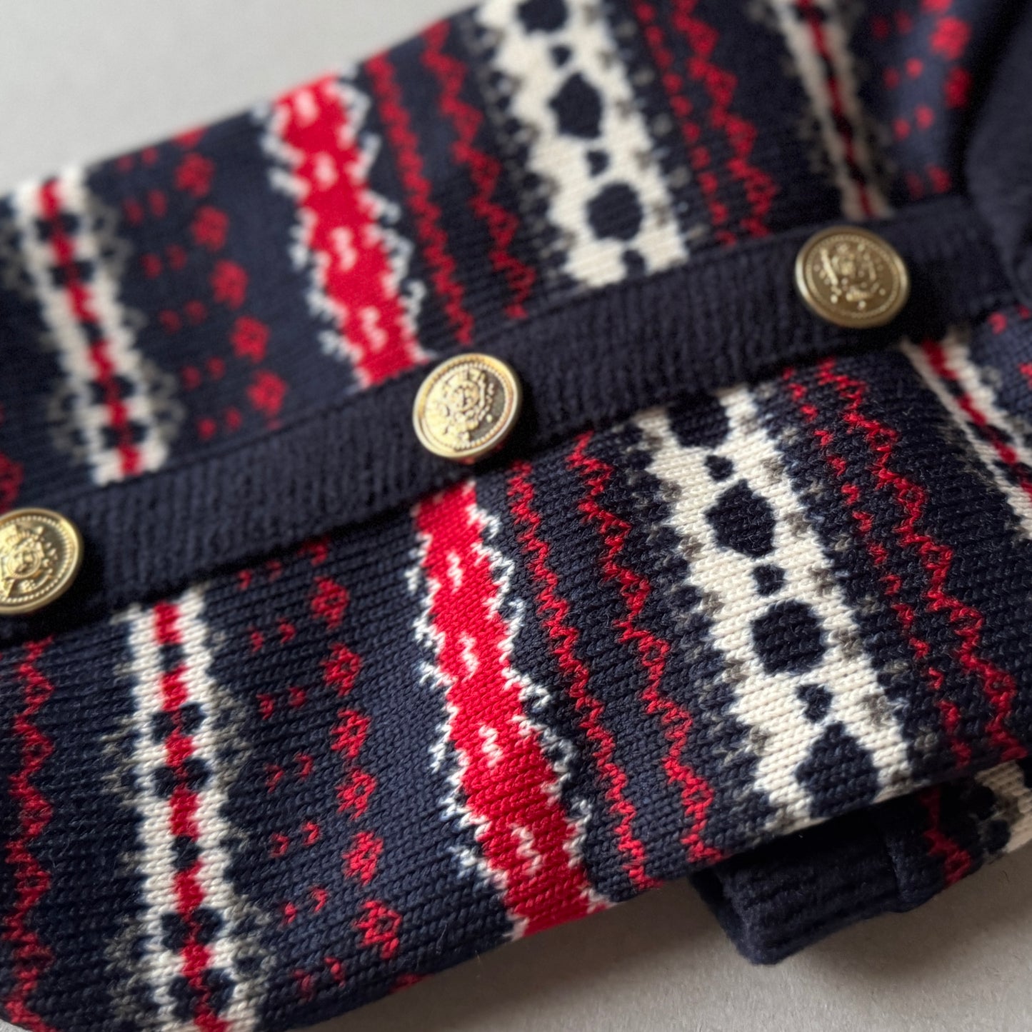 Pull-over avec boutons dorés